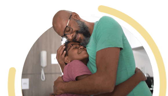 Un padre abraza a su hijo.