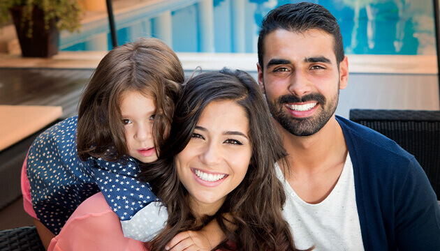 Una familia sonriente