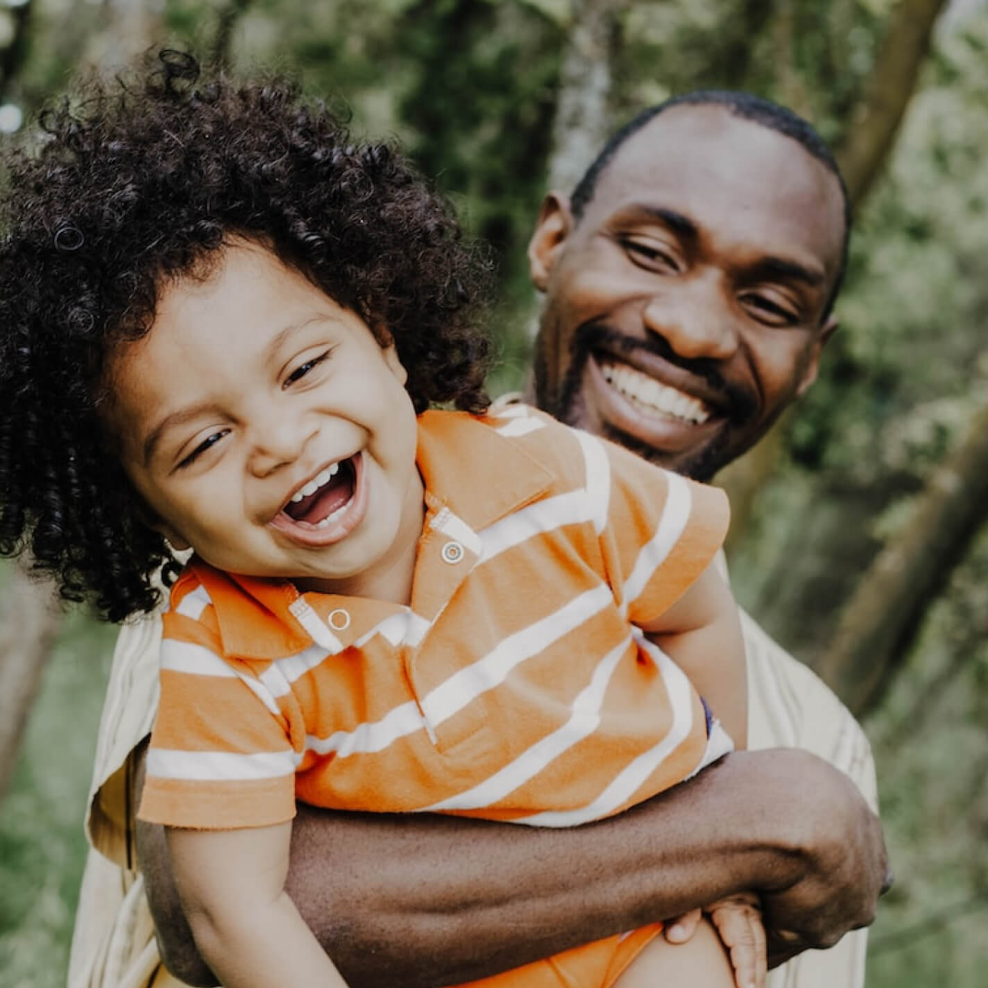 Un hombre sostiene a su hijo