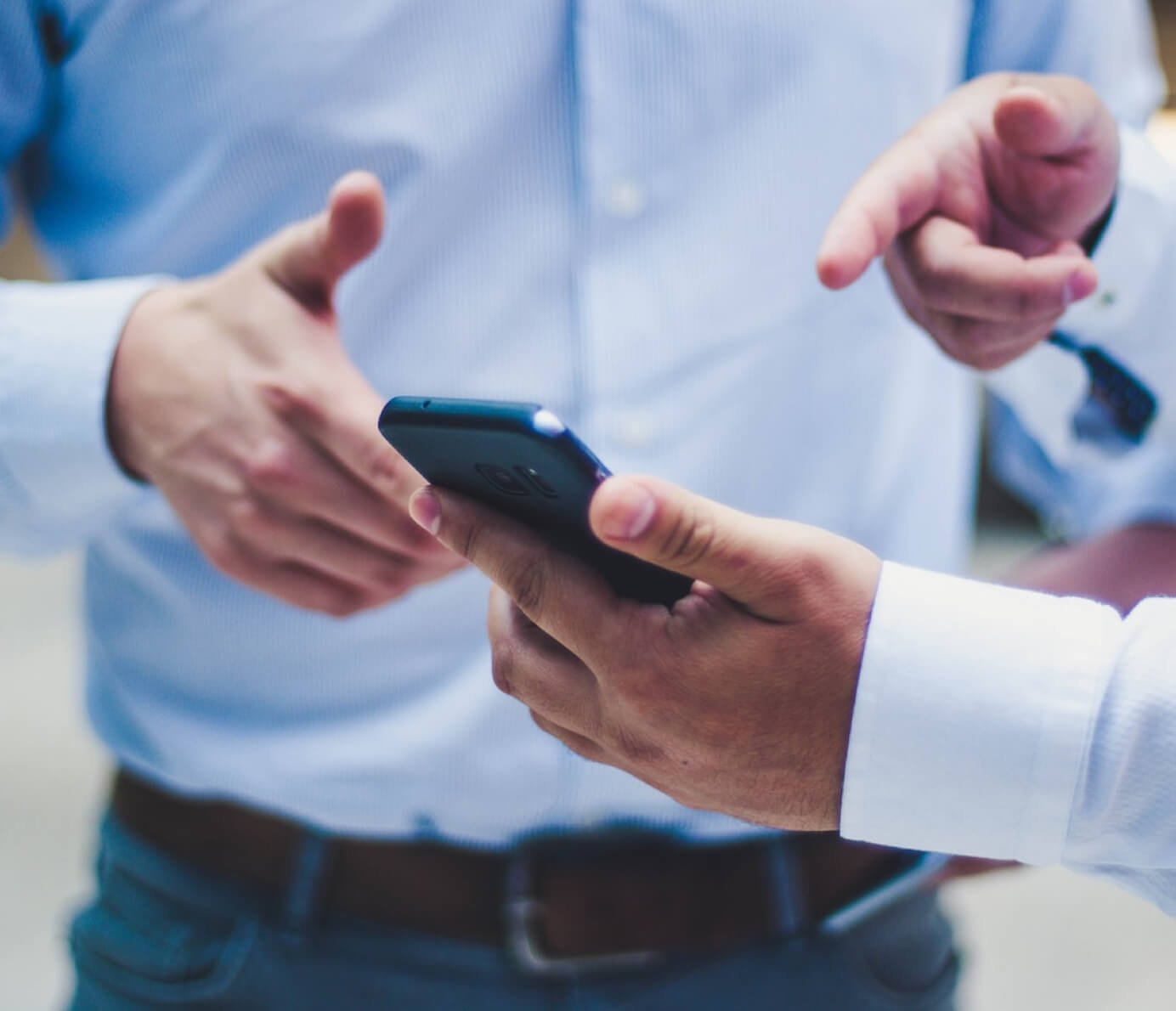 Dos hombres revisando un celular