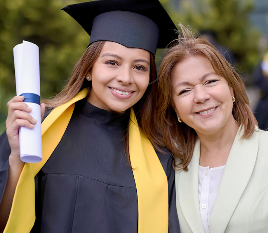 Madre e Hija con un diploma