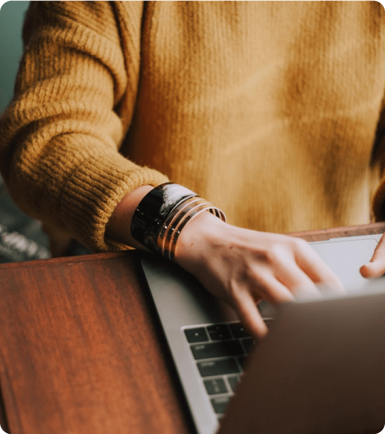Mujer usando computador portatil