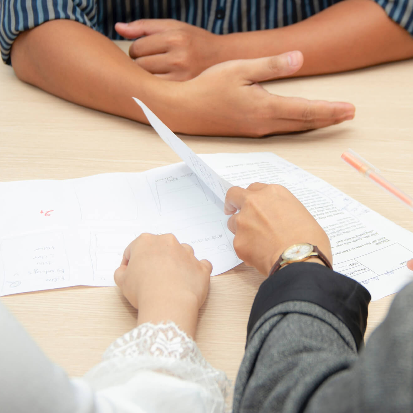 Personas leyendo un documento